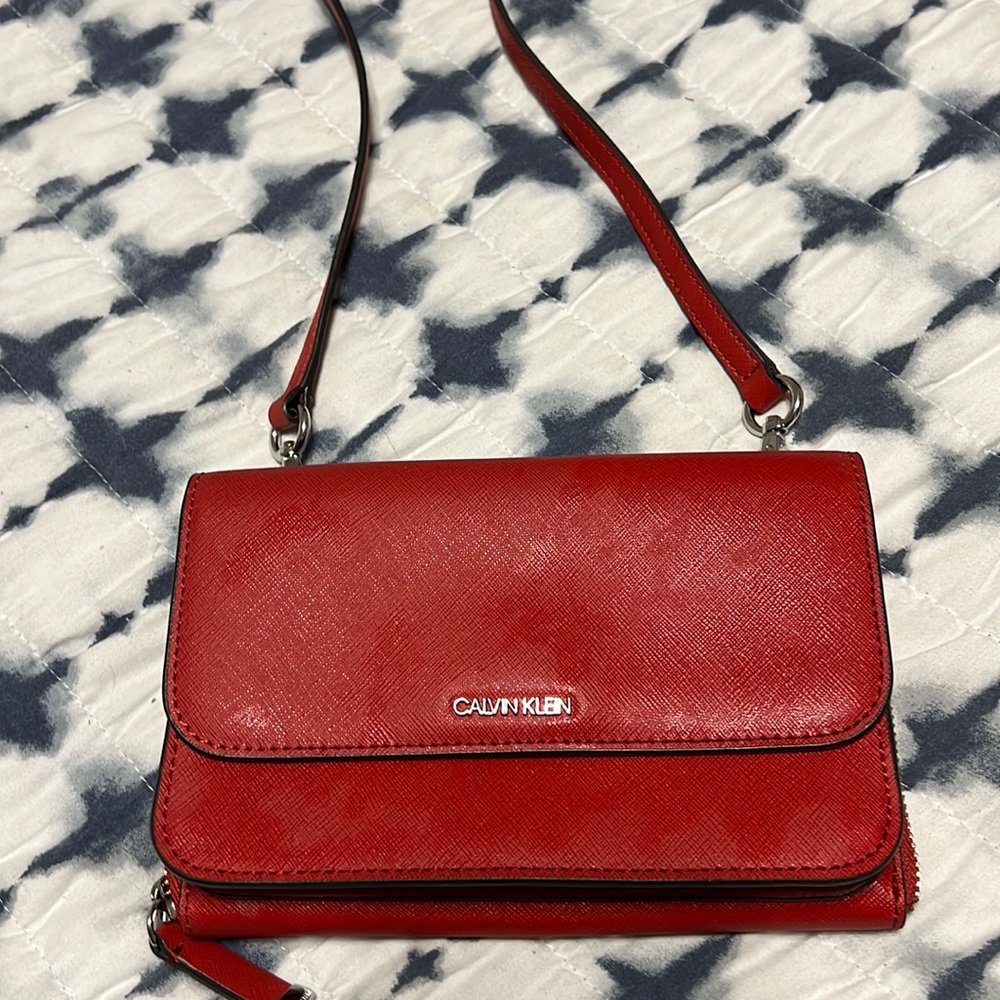Fun little crossbody.  Purses can be worn separately or together.